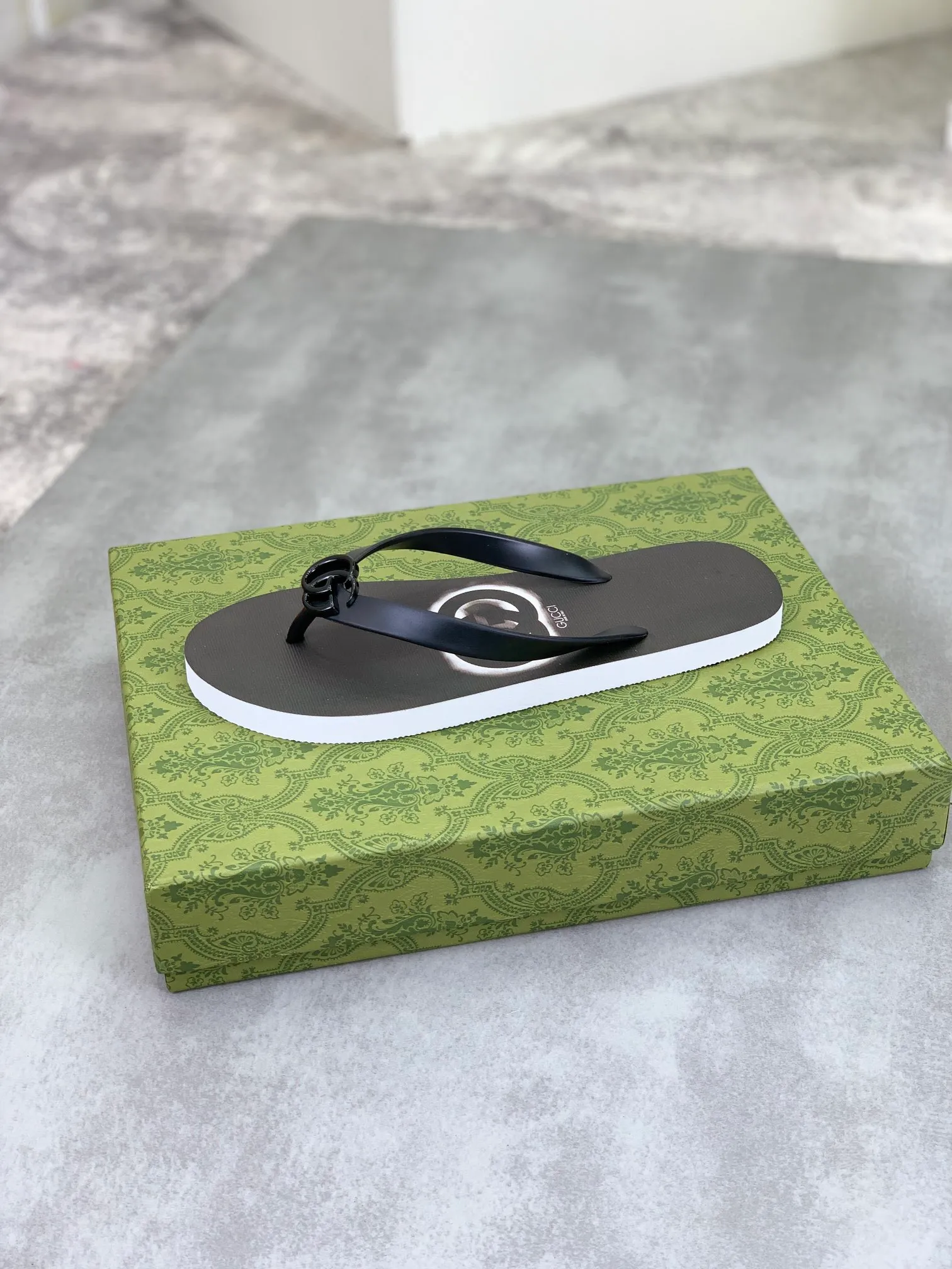 Men's men's shoes 💰P220💰【New style】🆘【GUCCI】Official website's popular Gucci adult couple 🧑‍🤝‍🧑 style, children's flip-flops are on sale at the counter simultaneously! Original fabric imported from Italy. Original bottom provided by the original factory. Size: Adult 36-45. Children’s size: 30-37. Multiple colors available.